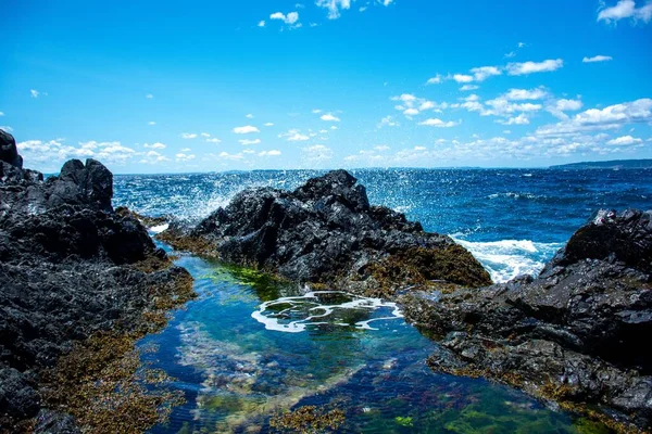Вид Море Океан Летом Волнами Брызгающими Влажные Черные Скалы — стоковое фото