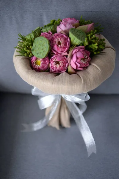 Вертикальный Снимок Цветочного Букета Розовых Пионов Красивой Оберткой Диване — стоковое фото