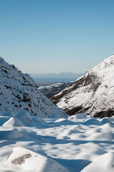 Vista Vertical Das Encostas Montanha Cobertas Neve Dia Ensolarado — Fotografia de Stock