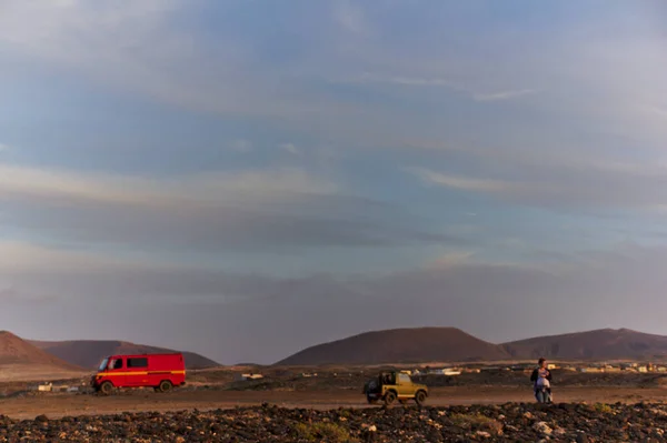 Uma Vista Fascinante Pôr Sol Dourado Sobre Montanhas — Fotografia de Stock