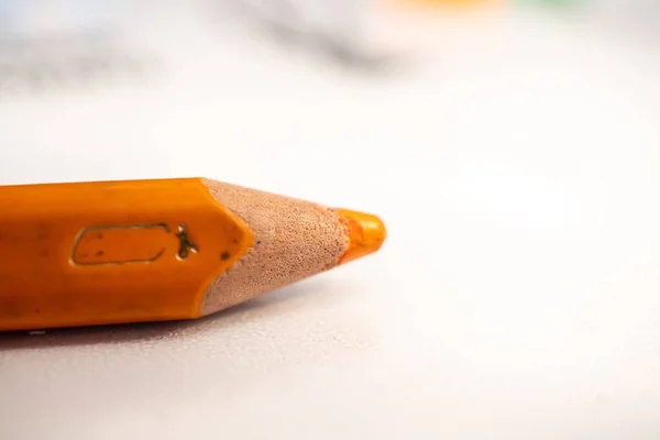 Egy Közeli Kép Egy Narancssárga Ceruza Fehér Háttér — Stock Fotó