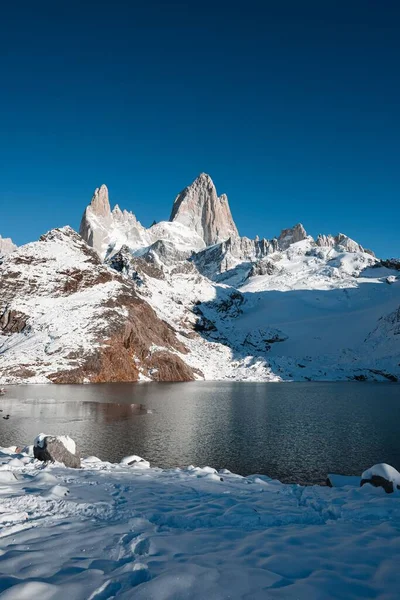 Függőleges Kilátás Folyóra Hófödte Fitz Roy Hegyre — Stock Fotó