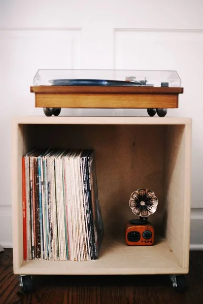 Vertikální Pohled Vinylový Gramofon Dřevěném Bočním Stole — Stock fotografie