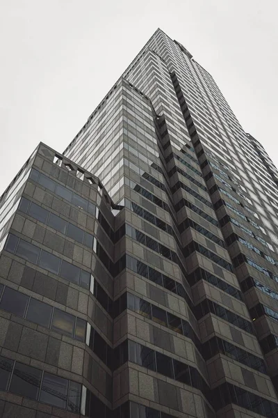 Vista Vertical Baixo Ângulo Dos Edifícios Modernos Grande Jogo Para — Fotografia de Stock
