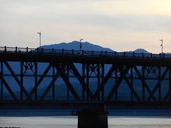 Ein Flacher Blick Auf Eine Schöne Brücke Bei Sonnenuntergang — Stockfoto