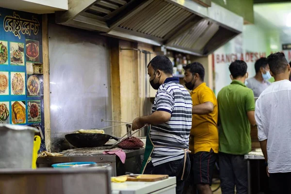 スタッフはシンガポールのインド料理店でナンを調理する — ストック写真