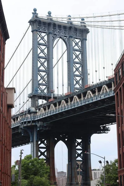 从Dumbo公园看到的曼哈顿大桥的垂直截图 — 图库照片