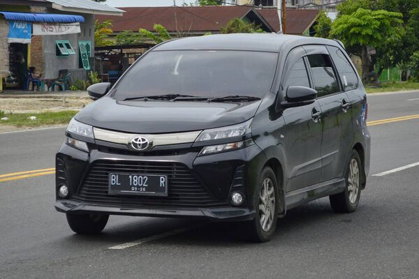 Крупный план Toyota Avanza 2021 (тип G) на улицах Северной Суматры, Индонезия