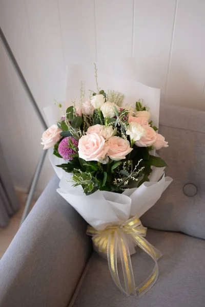 Вертикальный Снимок Цветочного Букета Разноцветных Роз Хризантем Красивой Оберткой — стоковое фото