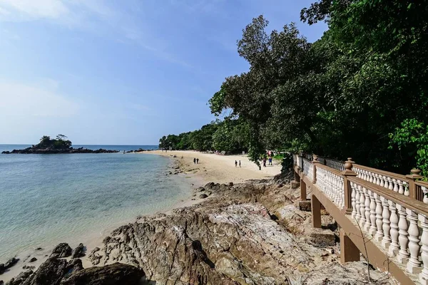 Una Hermosa Vista Mar Con Playa Arena Aguas Tranquilas Rodeadas —  Fotos de Stock