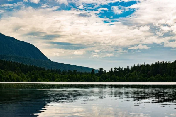 Μια Όμορφη Φωτογραφία Μιας Λίμνης Φόντο Ένα Δασικό Βουνό — Φωτογραφία Αρχείου