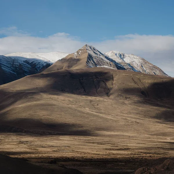 Soğuk Güneşli Bir Günde Cesur Bir Dağın Manzarası — Stok fotoğraf