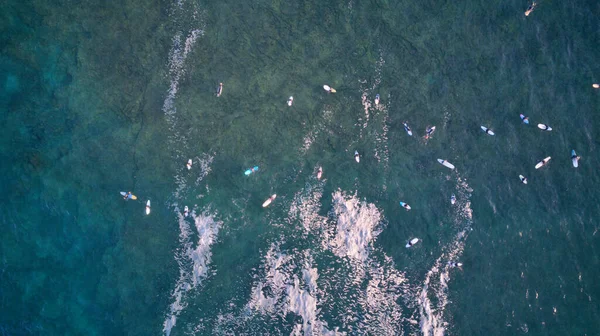 Velero Medio Del Océano Azul Profundo — Foto de Stock