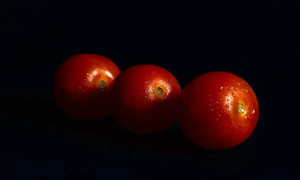 Drei Reife Tomaten Isoliert Auf Schwarzem Hintergrund — Stockfoto