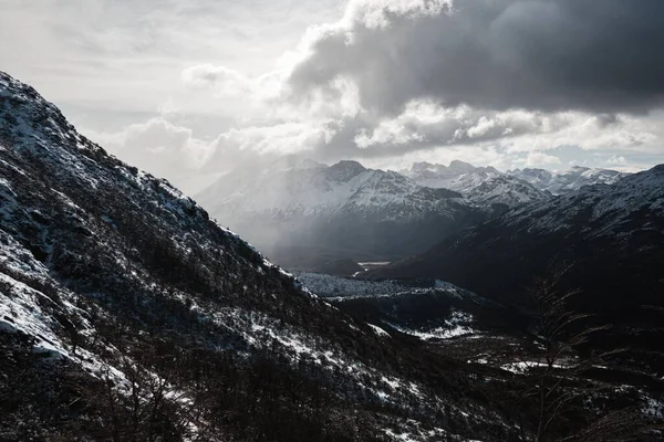 Pemandangan Musim Dingin Yang Indah Dari Lereng Gunung Pada Hari — Stok Foto