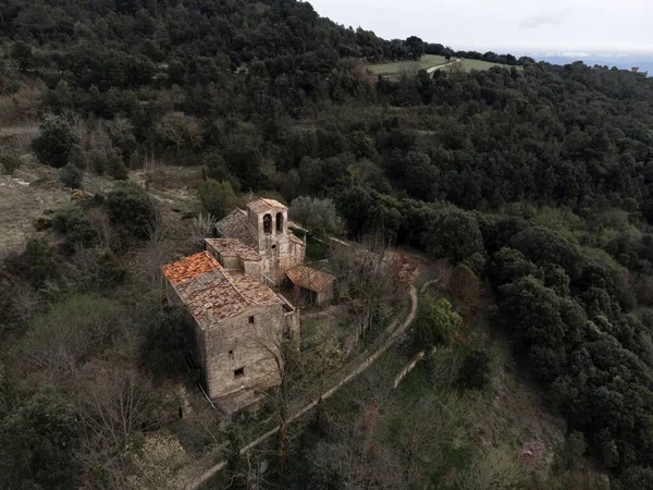 Aerial Shot Old Castle Surrounded Mountains — Stock Photo, Image