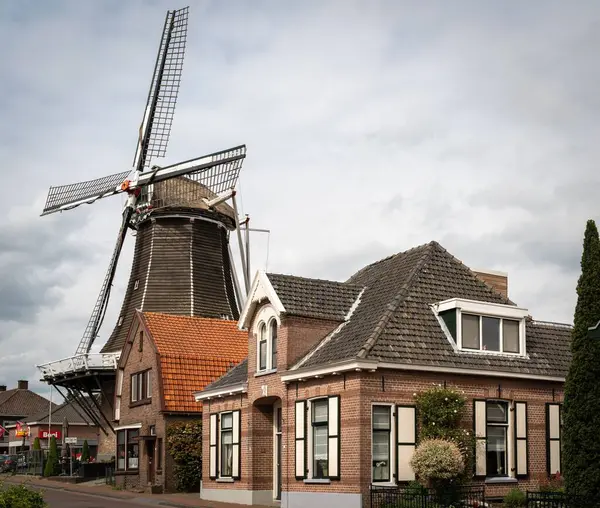 1703年から伝統的なオランダの風車がオーヴェルジセルのヴィジェ村で — ストック写真