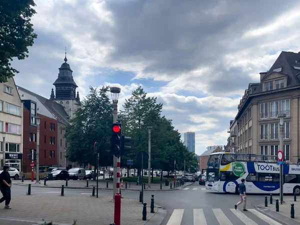 Lektryczny Autobus Wycieczkowy Jadący Drodze Brukseli — Zdjęcie stockowe