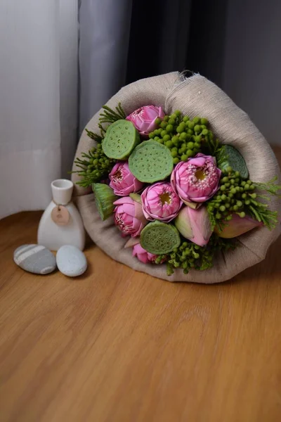 Вертикальный Снимок Цветочного Букета Розовых Пионов Красивой Оберткой Столе — стоковое фото