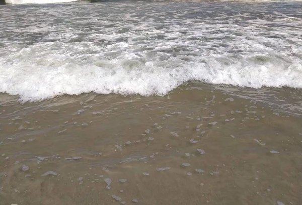 Bel Colpo Onde Con Schiuma Mare Che Arriva Una Spiaggia — Foto Stock