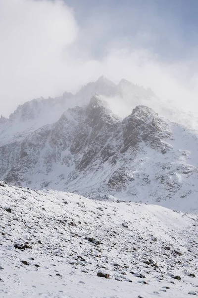 구름에 눈덮인 산봉우리의 — 스톡 사진