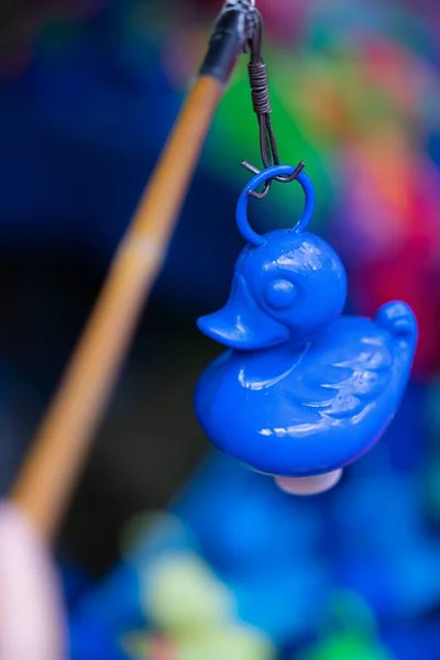 Eine Blaue Ente Angelt Mini Spiel Auf Einem Jahrmarkt — Stockfoto