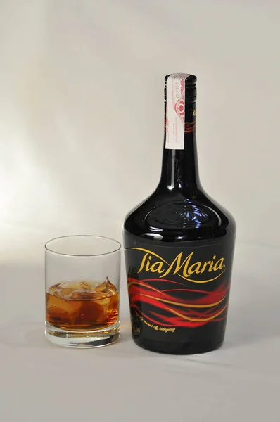一杯Tia Maria黑咖啡酒的垂直镜头 旁边放着一杯杯子 — 图库照片