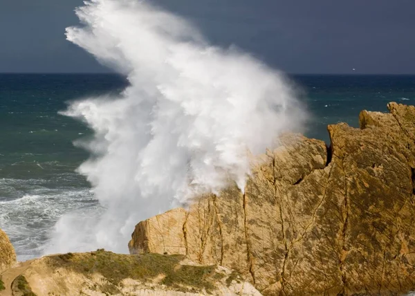 Big Wave Hits Rock Shore — Stock Photo, Image