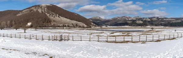 Ευρεία Πανοραμική Θέα Της Λίμνης Laceno Κατά Χειμερινή Περίοδο Περιοχή — Φωτογραφία Αρχείου