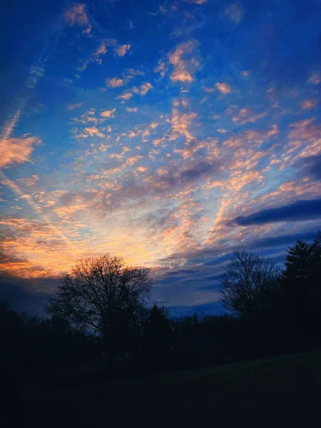 Una Hermosa Vista Las Nubes Esponjosas Durante Puesta Sol Campo — Foto de Stock