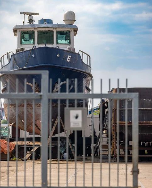 灰色の鉄柵のある漁船 — ストック写真