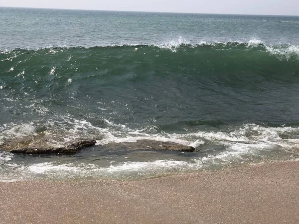 Big Wave Hits Rock Shore — Stock Photo, Image