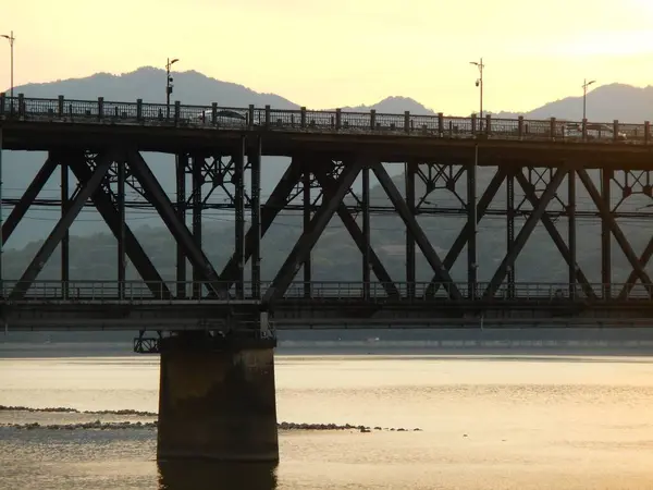 Низькокутний Вид Красивий Міст Під Час Заходу Сонця — стокове фото