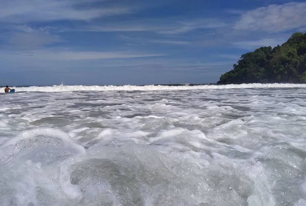 Belo Tiro Ondas Que Vêm Para Uma Praia Areia Durante — Fotografia de Stock