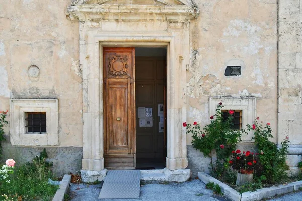 Πόρτα Μιας Μικρής Εκκλησίας Στο Campo Giove Ένα Μεσαιωνικό Χωριό — Φωτογραφία Αρχείου