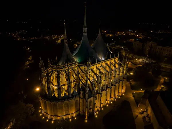 Église Sainte Barbara Pendant Nuit Entourée Luttes — Photo