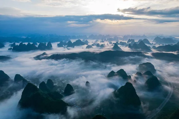 Uma Vista Aérea Das Nuvens Sobre Montanhas Rodeadas Por Rio — Fotografia de Stock