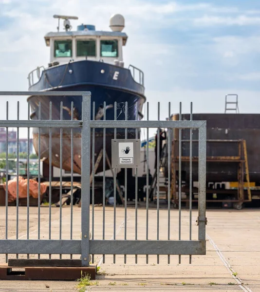 Ein Fischerboot Mit Einem Grauen Stahlzaun — Stockfoto