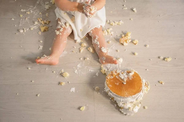 Legs One Year Old Child Shown Covered Pieces Cake Also — Stock Photo, Image