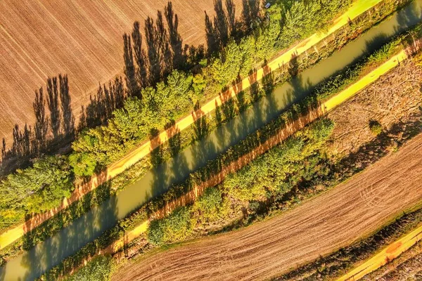 Güneşli Bir Güne Karşı Uzun Düz Bir Yol — Stok fotoğraf