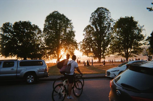 Beautiful Shot Two Men Riding Bikes Sunset Kitsilano Beach Canada — Stock Photo, Image