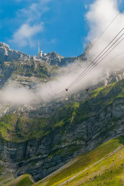 Une Haute Montagne Avec Des Arbres Par Une Journée Ensoleillée — Photo