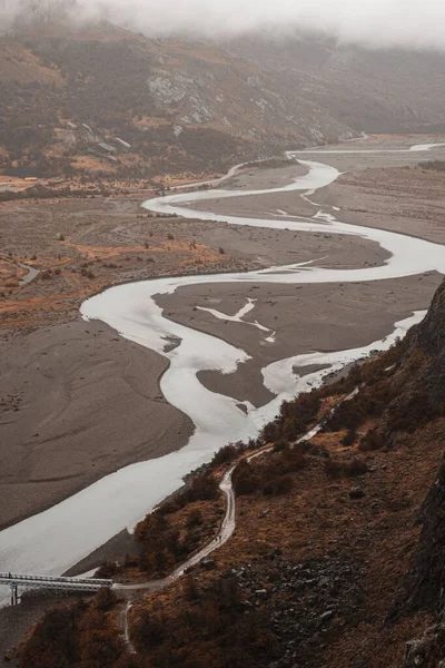 Der Vertikale Blick Auf Einen Fluss Der Einem Nebligen Tag — Stockfoto