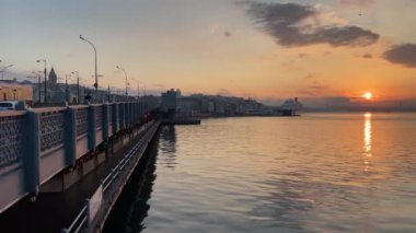 Galata Köprüsü 'nden İstanbul şehir manzarası - gün doğumu göle yansıyor