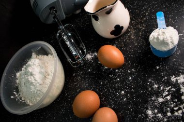 Mutfak masasındaki un ve yumurta manzarası lezzetli bir şeyler pişirmek için hazırlandı.