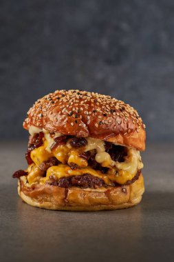 Susamlı gevrek ekmekli lezzetli bir çizburger.