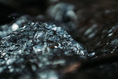 Su sıçratmanın büyüleyici detaylı bir görüntüsü - mükemmel bir duvar kağıdı