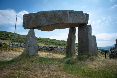 Megalitik bölgedeki kayalar, Legananny Dolmen, County Down, Kuzey İrlanda mavi gökyüzüne karşı