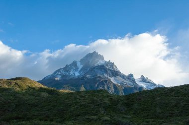 Şili 'deki Torres del Paine Ulusal Parkı' ndaki manzara ve dağların güzel bir görüntüsü.