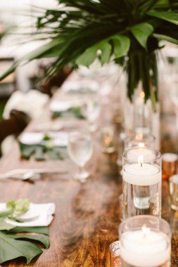 Düğün masası dekoru ve süslemesinin dikey çekimi.